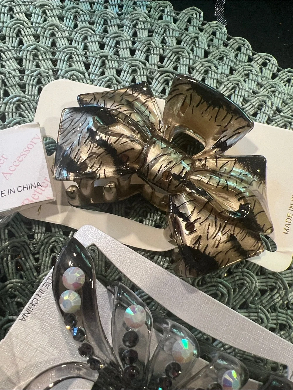 NWT set of 6 difAssorted Decorative Hair Claw Clips , Yellow, Gold, Clear, black